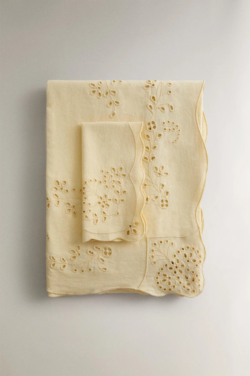 EMBROIDERED LINEN TABLECLOTH