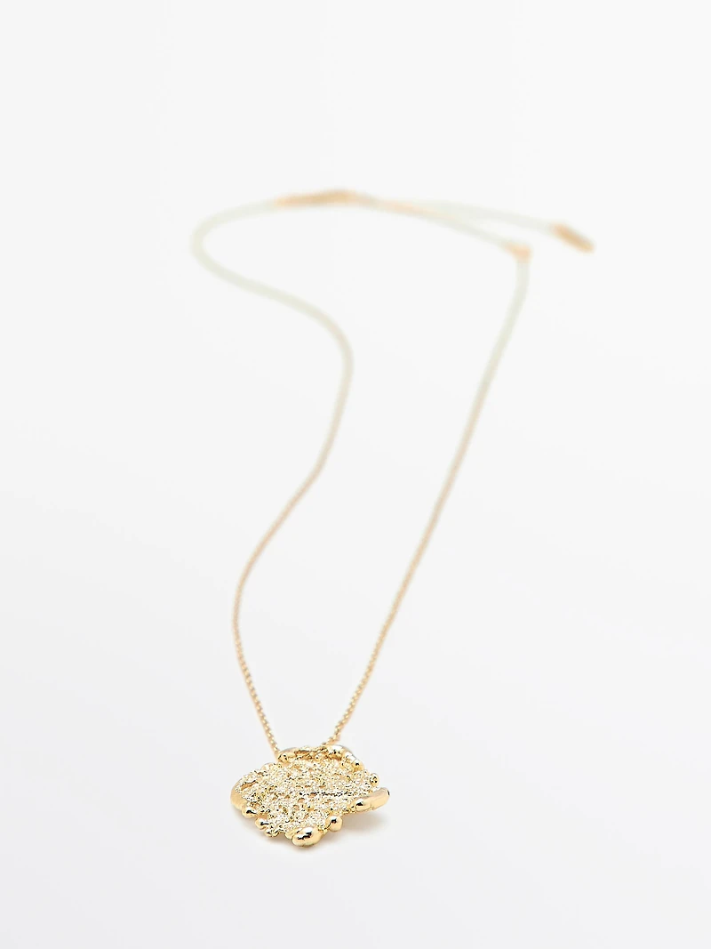 Mini necklace with lace piece pendant