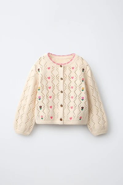 GILET EN MAILLE AJOURÉ À CŒURS BRODÉS