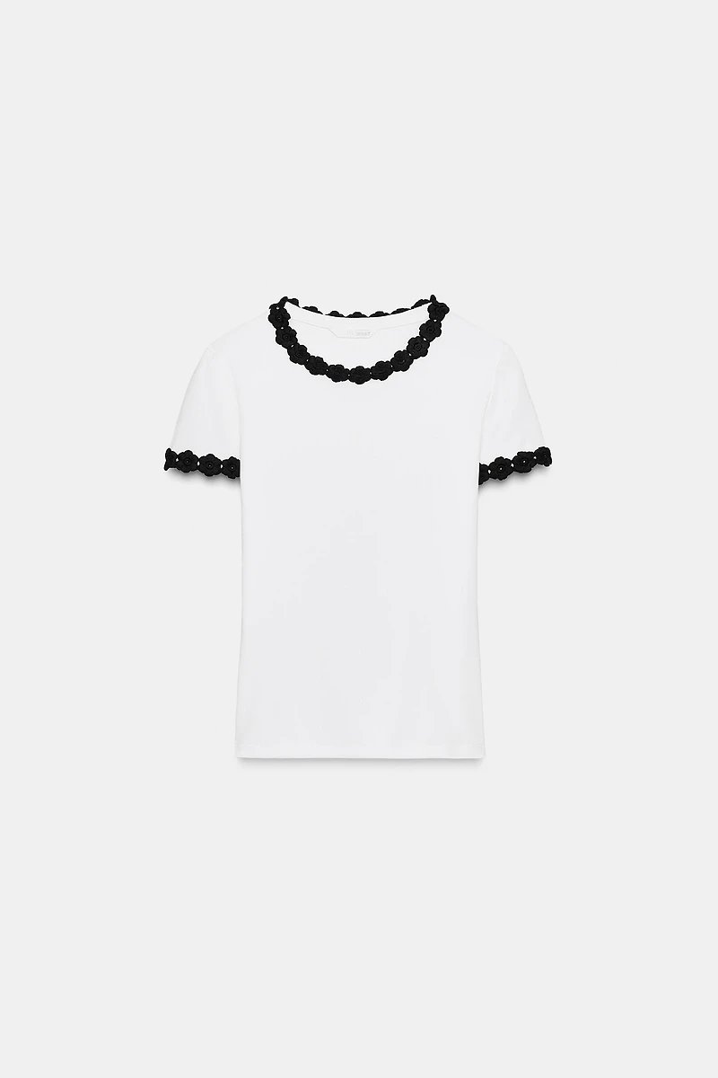 FLOWER TRIM T-SHIRT