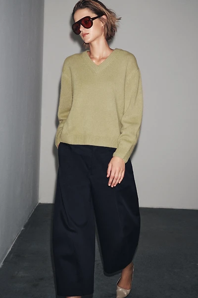 PULL BASIQUE EN MAILLE 100 % LAINE COL V