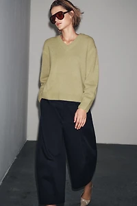 PULL BASIQUE EN MAILLE 100 % LAINE COL V