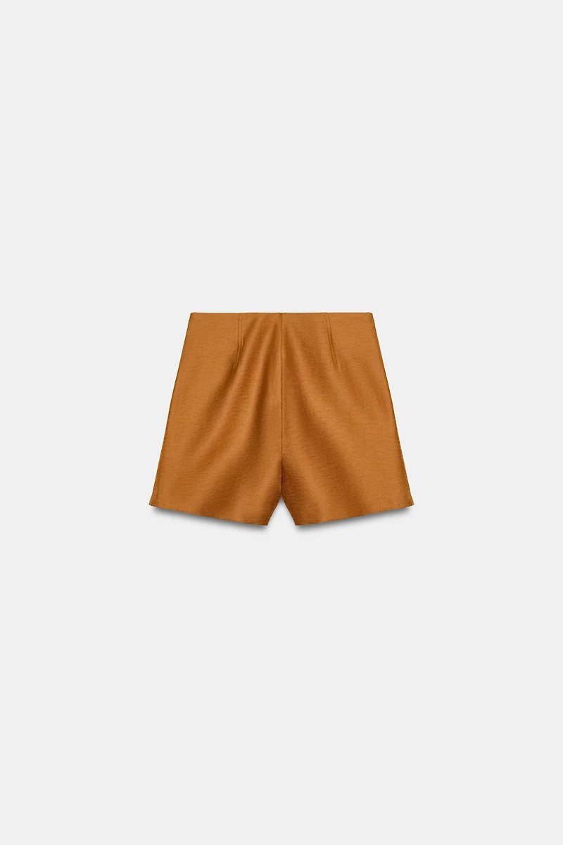 LINEN SHORTS WITH COVERED BUTTON