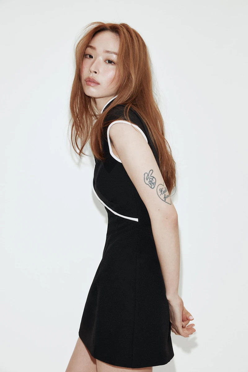 CONTRAST PIPING MINI DRESS