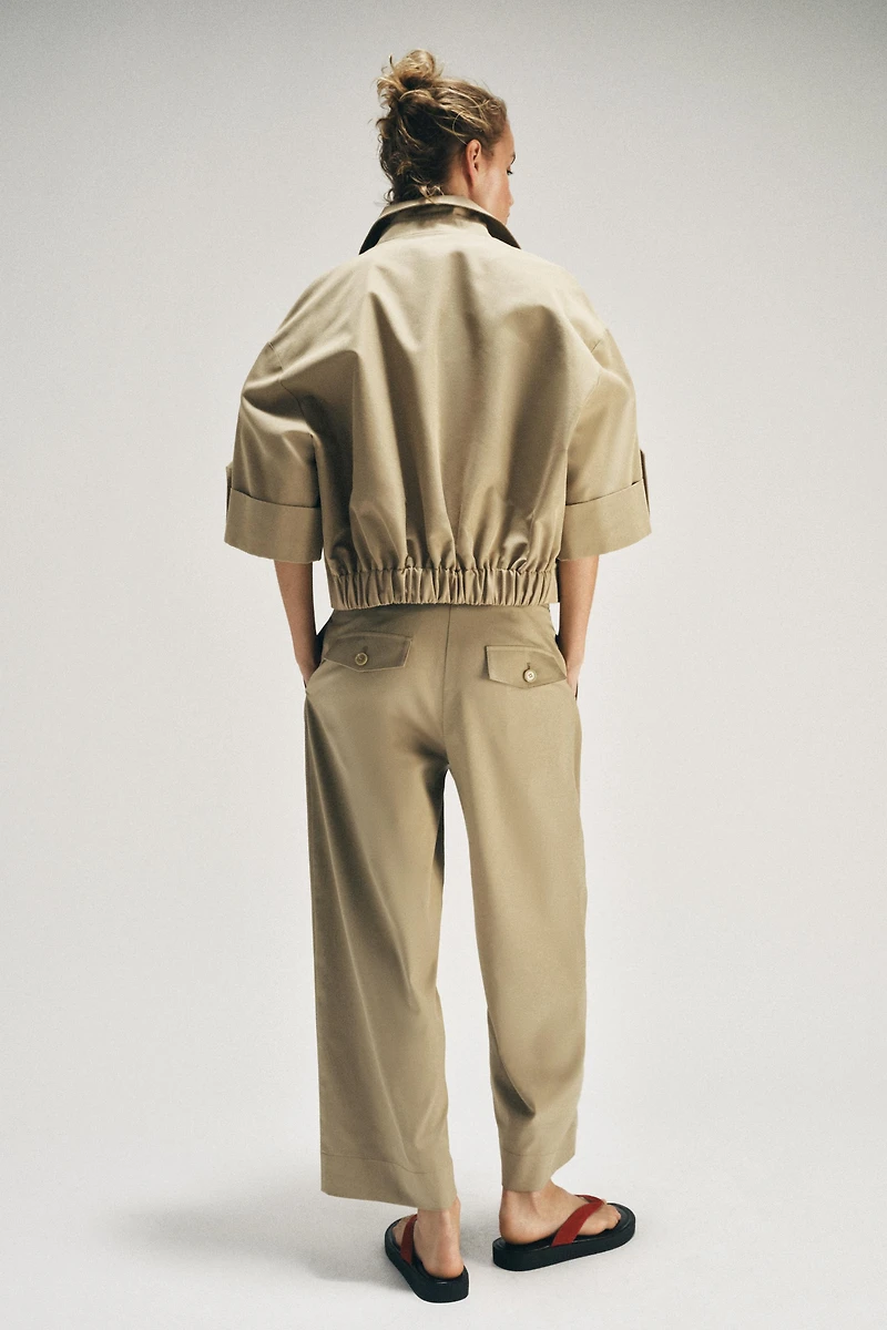 SHORT TRENCH WITH ROLLED SLEEVES