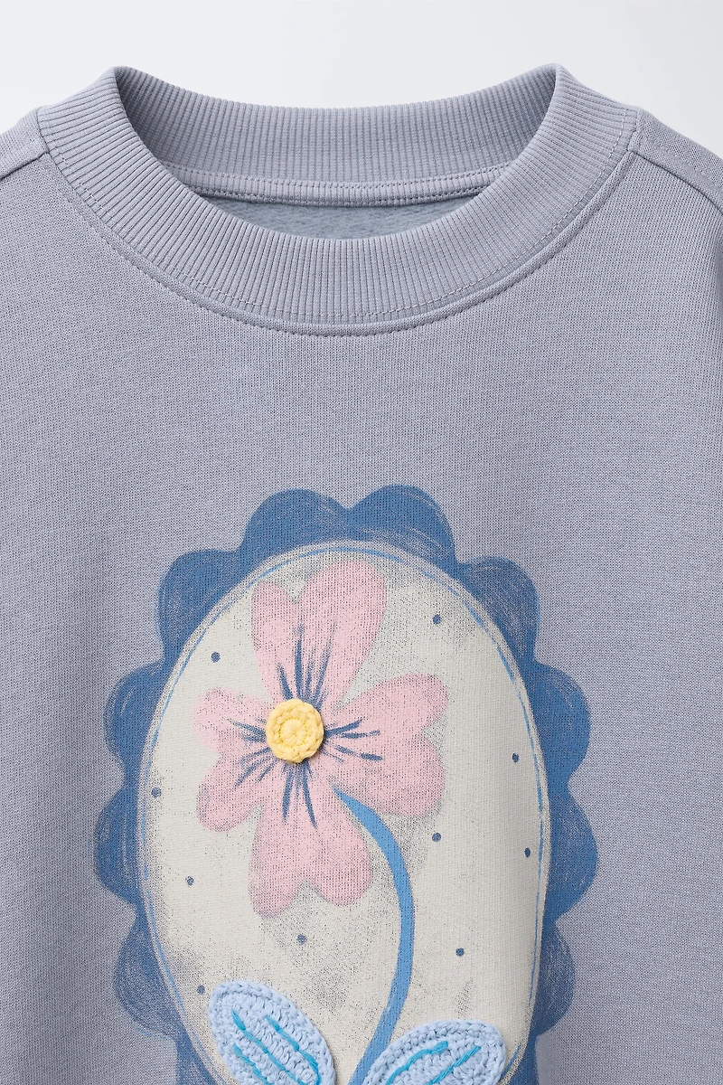 SWEAT IMPRIMÉ FLEURS ET DÉTAIL CROCHET