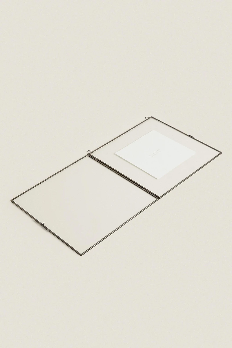 PICTURE FRAME WITH BLACK RIM