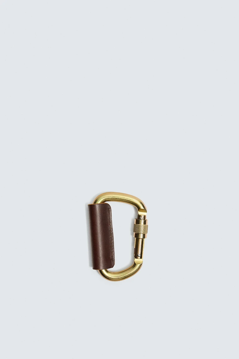 LEATHER DETAIL CARABINER AARON LEVINE X ZARA