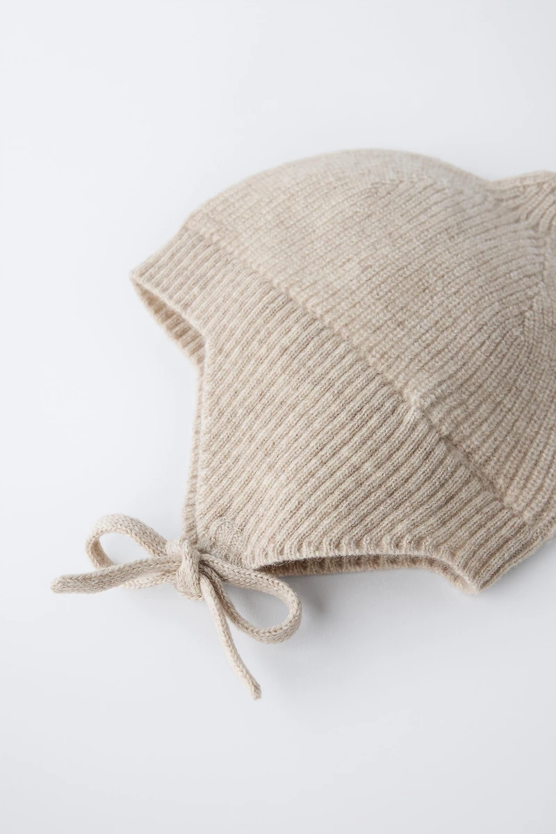 BONNET EN MAILLE AVEC LAINE