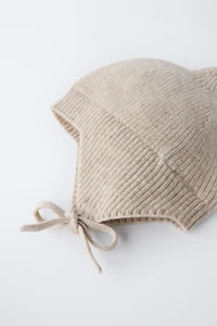 BONNET EN MAILLE AVEC LAINE