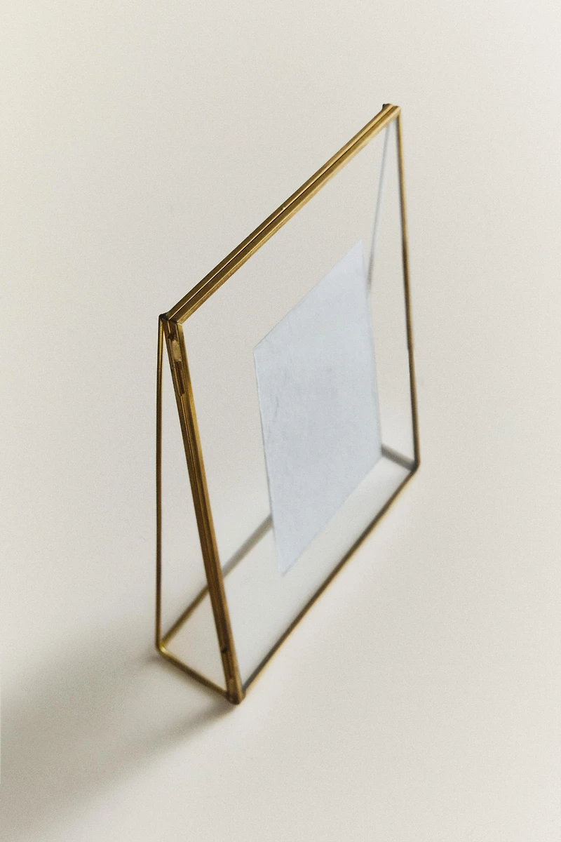 TRIANGULAR STRUCTURE PICTURE FRAME