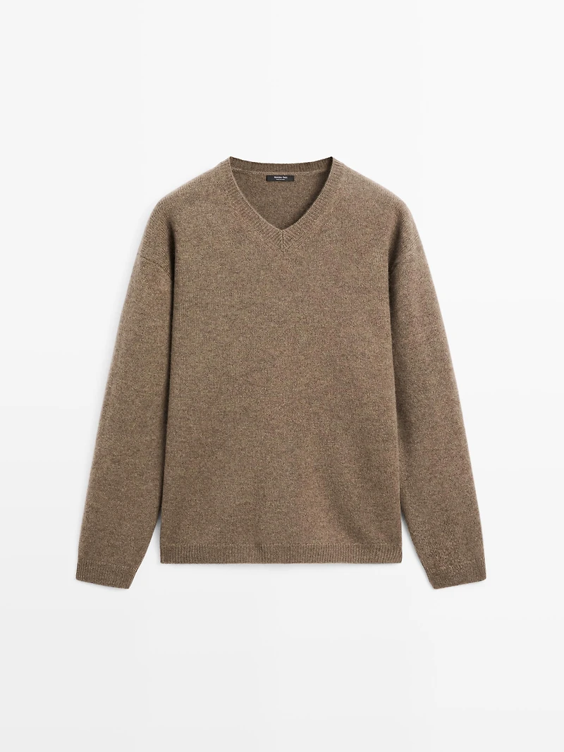 Oversize V-neck knit sweater