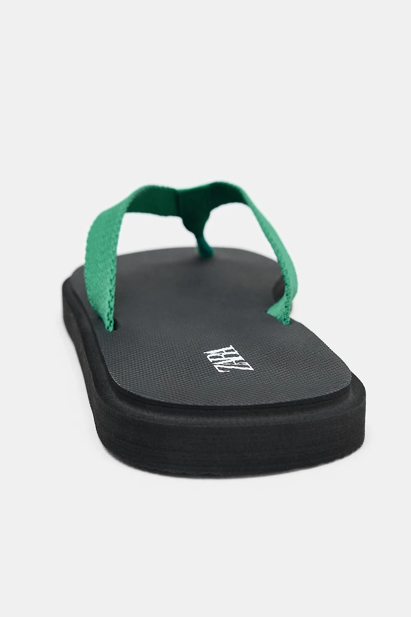 CONTRAST FLAT SANDALS