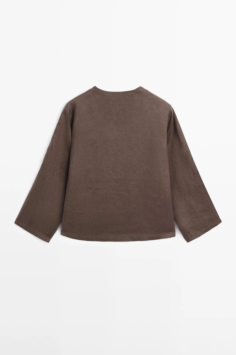 100% linen blouse with topstitching detail