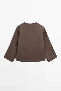 100% linen blouse with topstitching detail