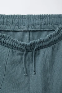 TEXTURED KNIT STRAIGHT SHORTS