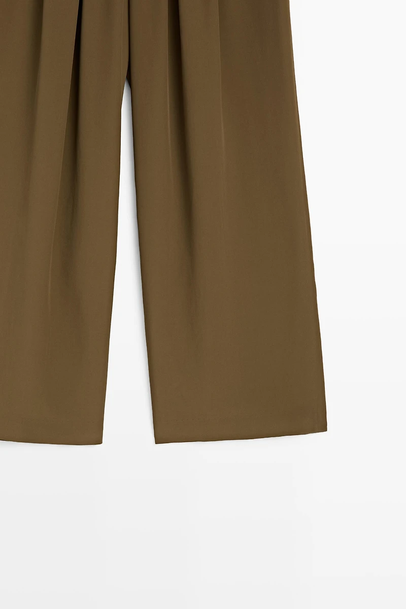 Total look flowing trousers with box pleats