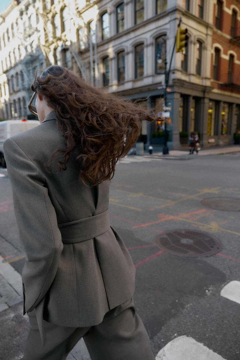 SHOULDER PAD BELTED BLAZER