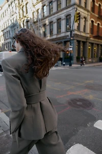 SHOULDER PAD BELTED BLAZER
