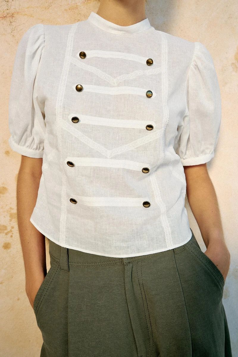 CHEMISE À BRANDENBOURGS ET MANCHES COURTES BOUFFANTES