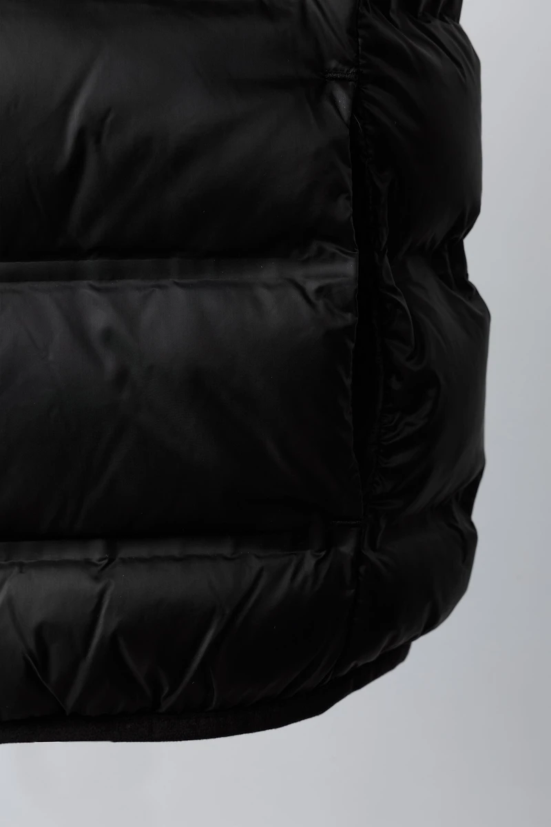 LIGHTWEIGHT WATER-REPELLENT HOODIE VEST