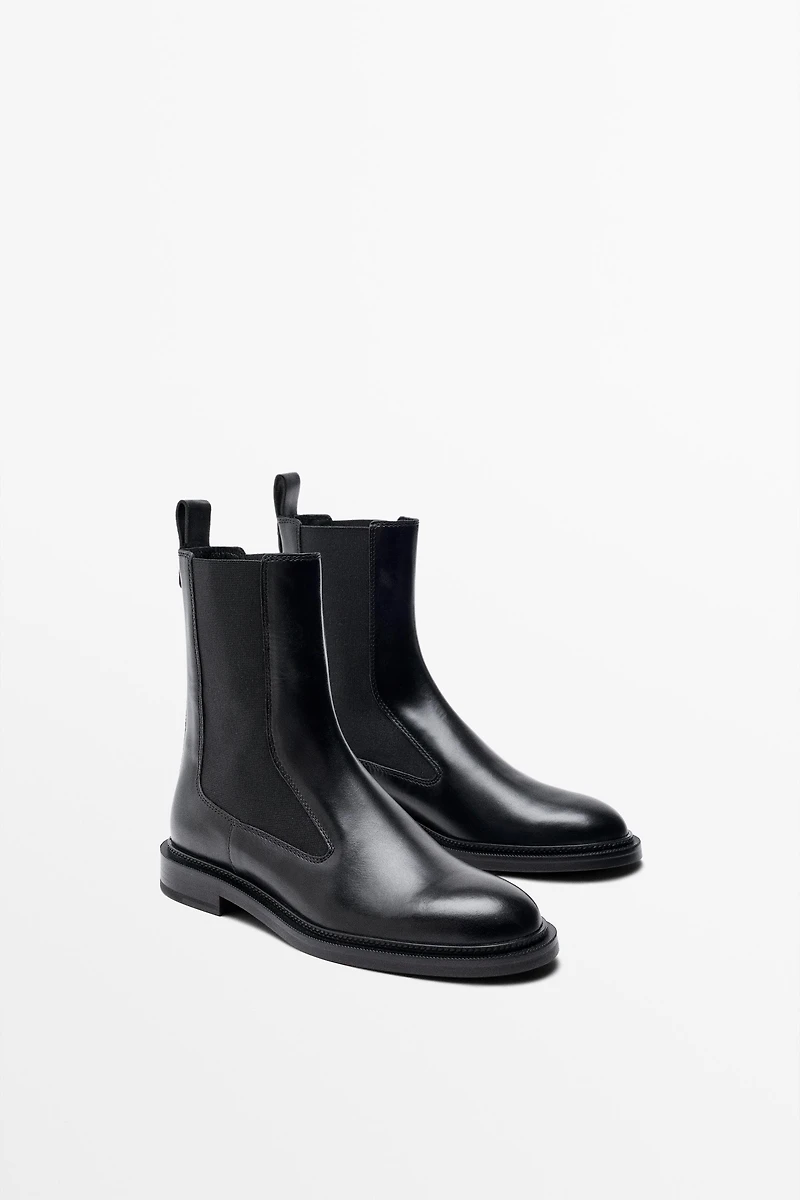 Flat leather Chelsea ankle boots