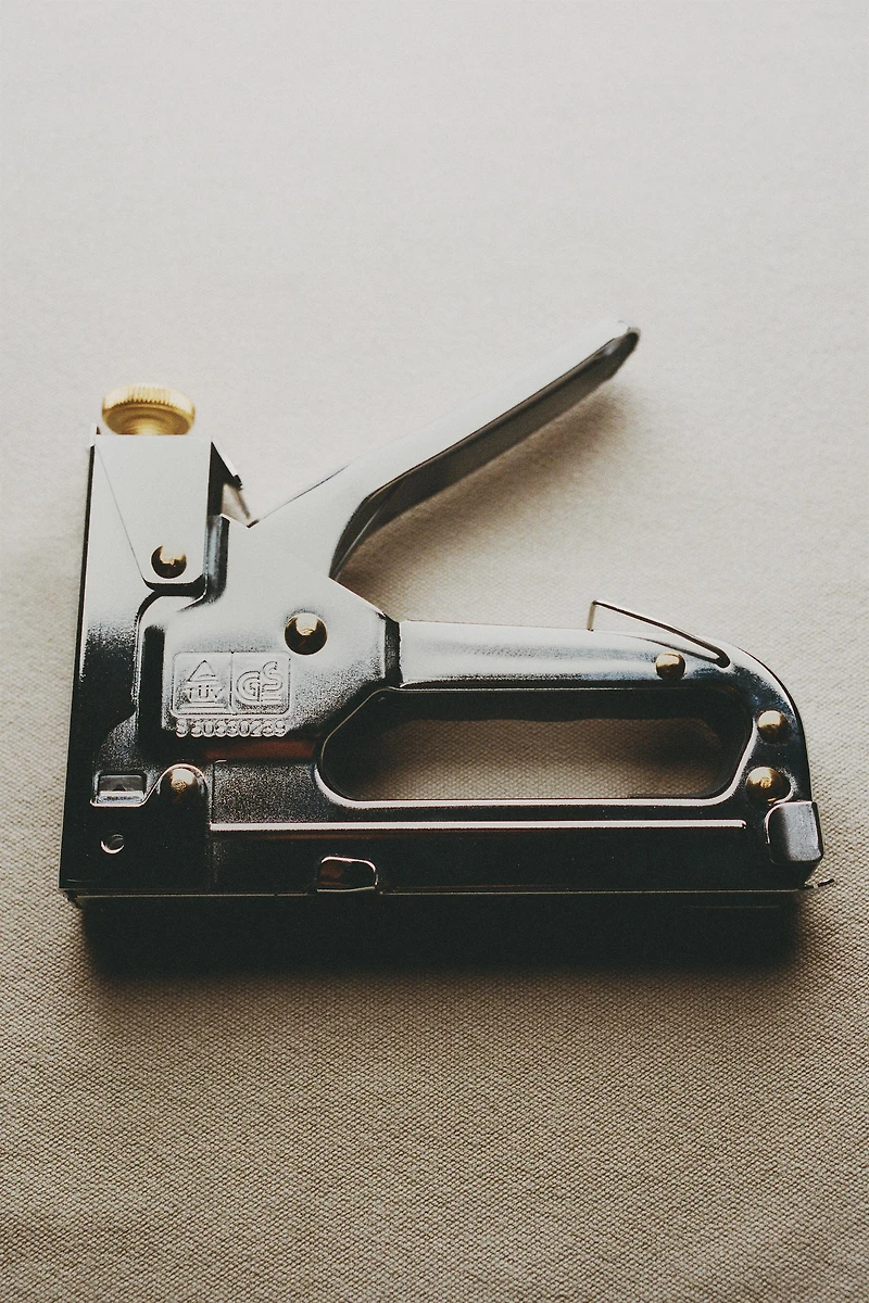 MANUAL STEEL STAPLER