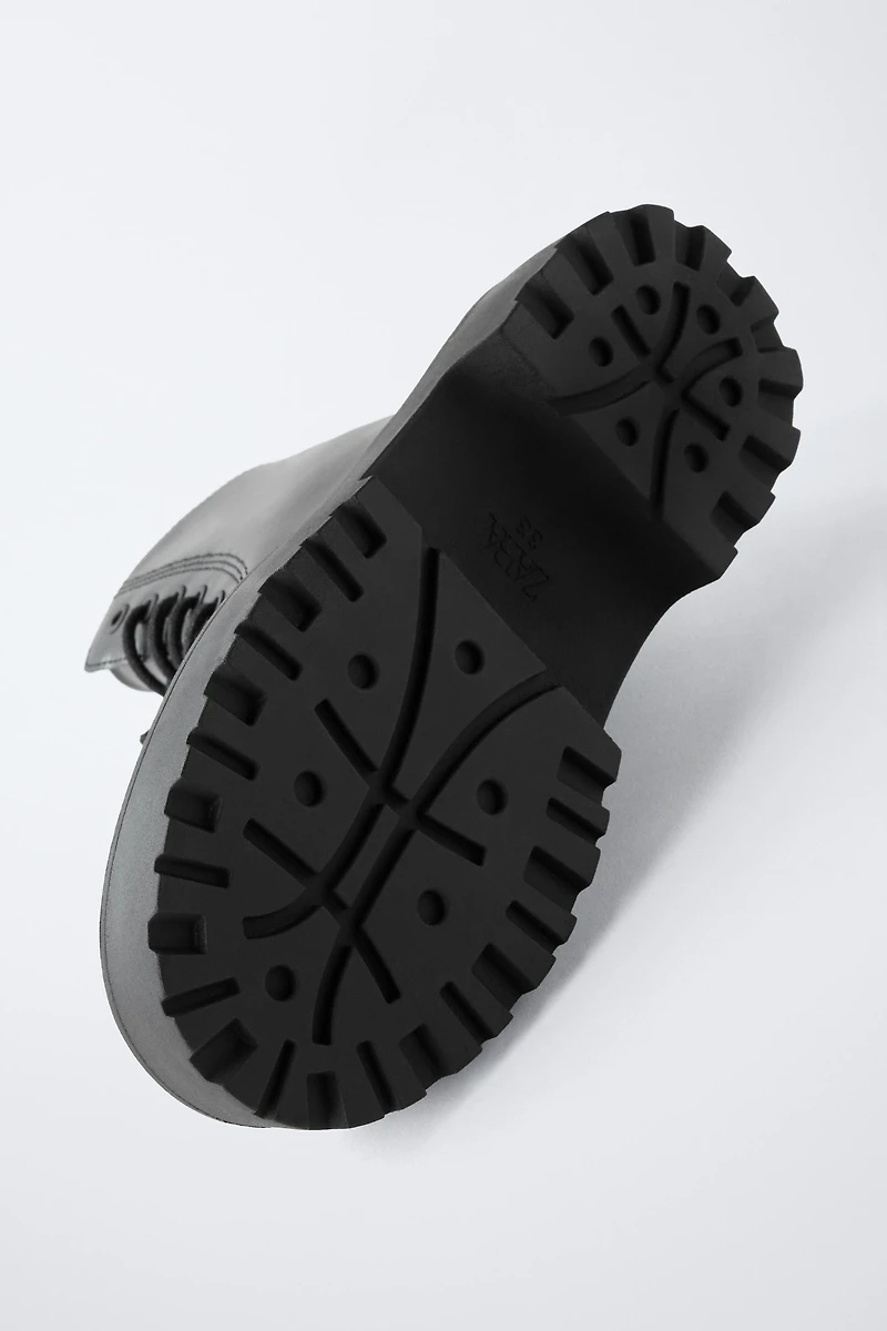 BOTTINES À LACETS