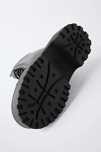 BOTTINES À LACETS