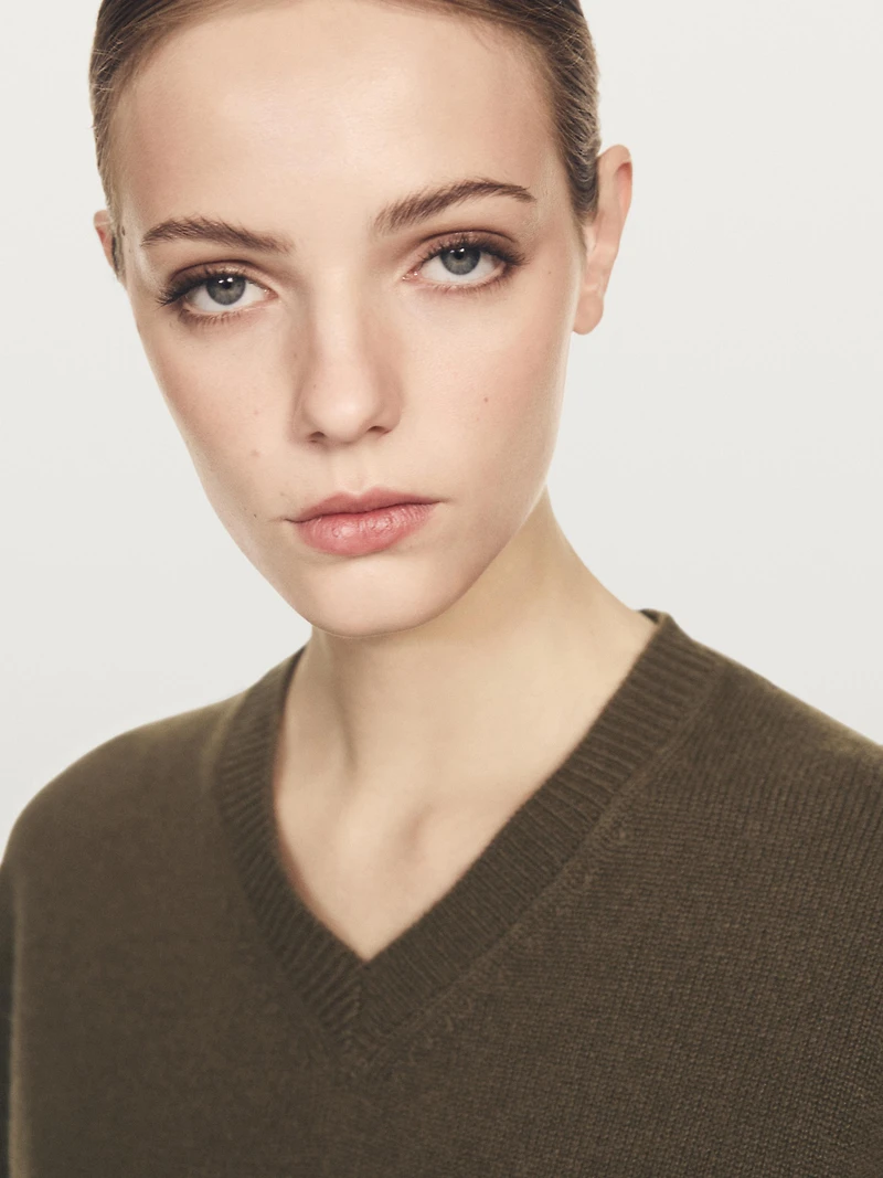 100% cashmere oversize V-neck sweater