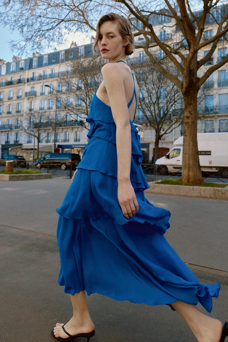 ROBE LONGUE À VOLANTS
