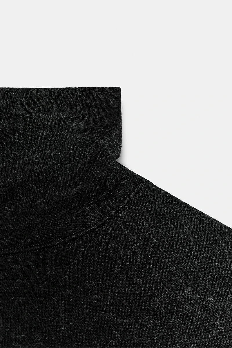 ASYMMETRIC TURTLENECK T-SHIRT