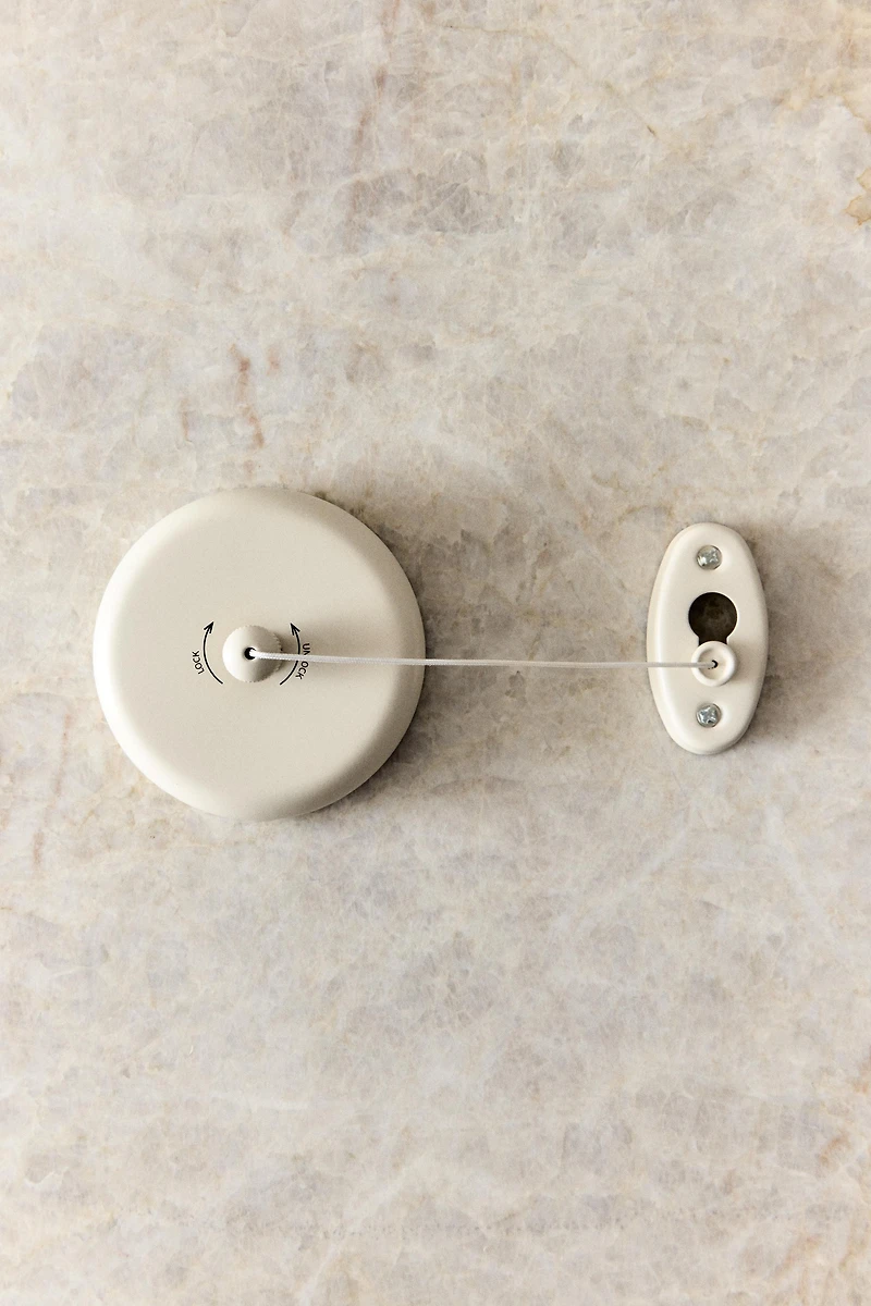RETRACTABLE WALL CLOTHES LINE