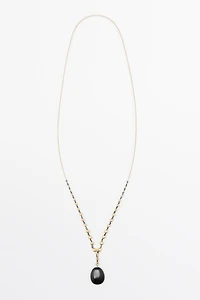 Beaded chain necklace with onyx piece