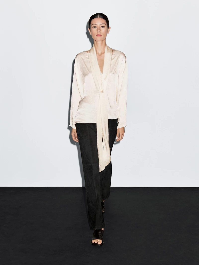 Flowing blouse with tie