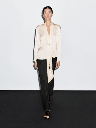 Flowing blouse with tie
