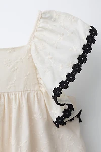 ROBE BRODERIES CONTRASTE