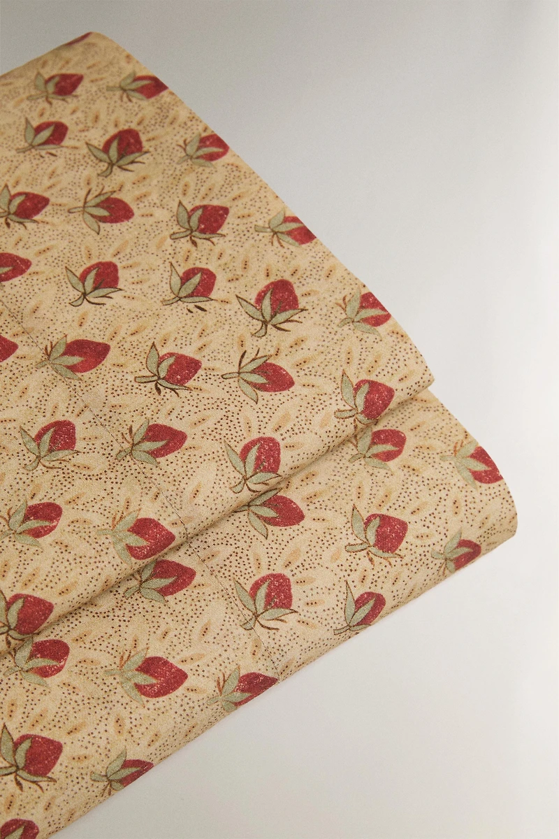 DRAP DE DESSUS PERCALE FRAISES | KATHARINE POLE