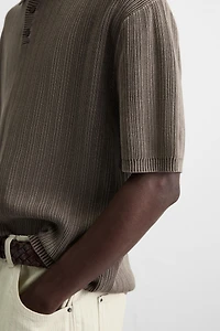 POLO EN MAILLE STRUCTURÉE DÉLAVÉE