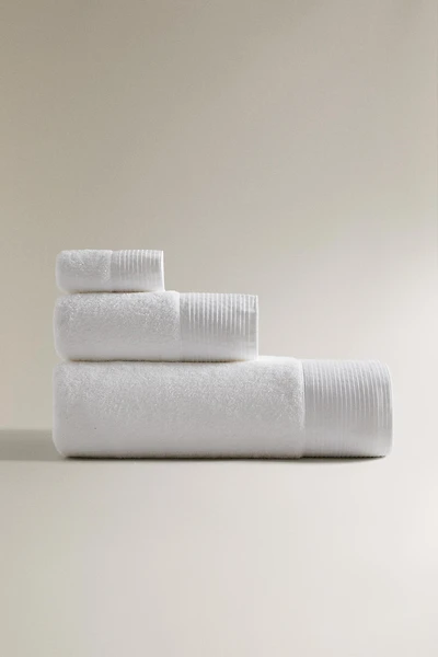 BATH TOWEL WITH BAND APPLIQUÉ
