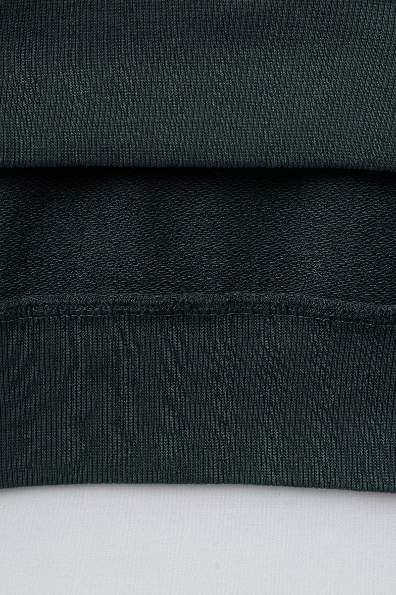 GARMENT DYE LABEL SWEATSHIRT