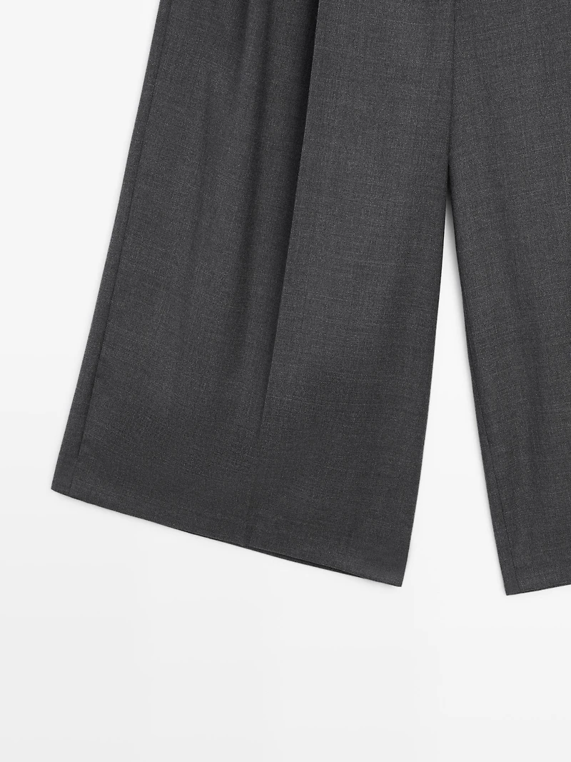 Long wool Bermuda shorts with darts