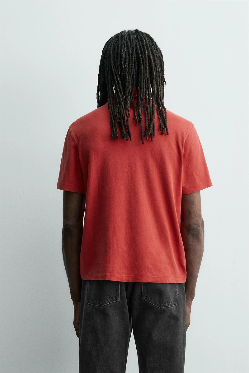 T-SHIRT POCHE AARON LEVINE X ZARA