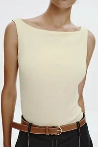 T-SHIRT À ÉPAULES DÉNUDÉES CÔTELÉ