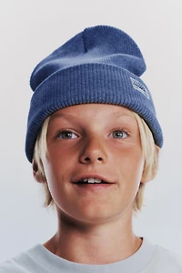 BONNET EN MAILLE CÔTELÉE AVEC ÉTIQUETTE