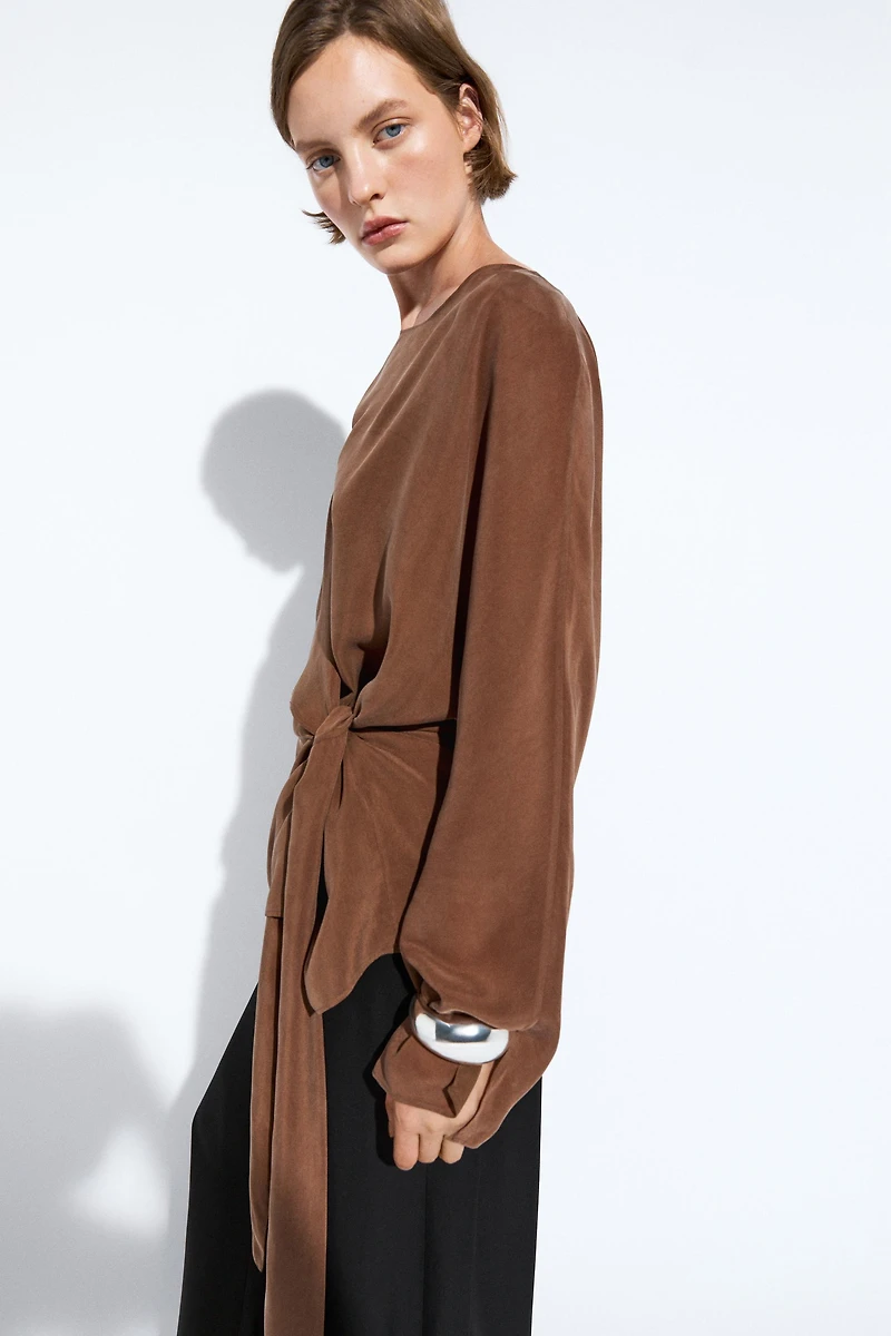 Flowing kimono with tie detail