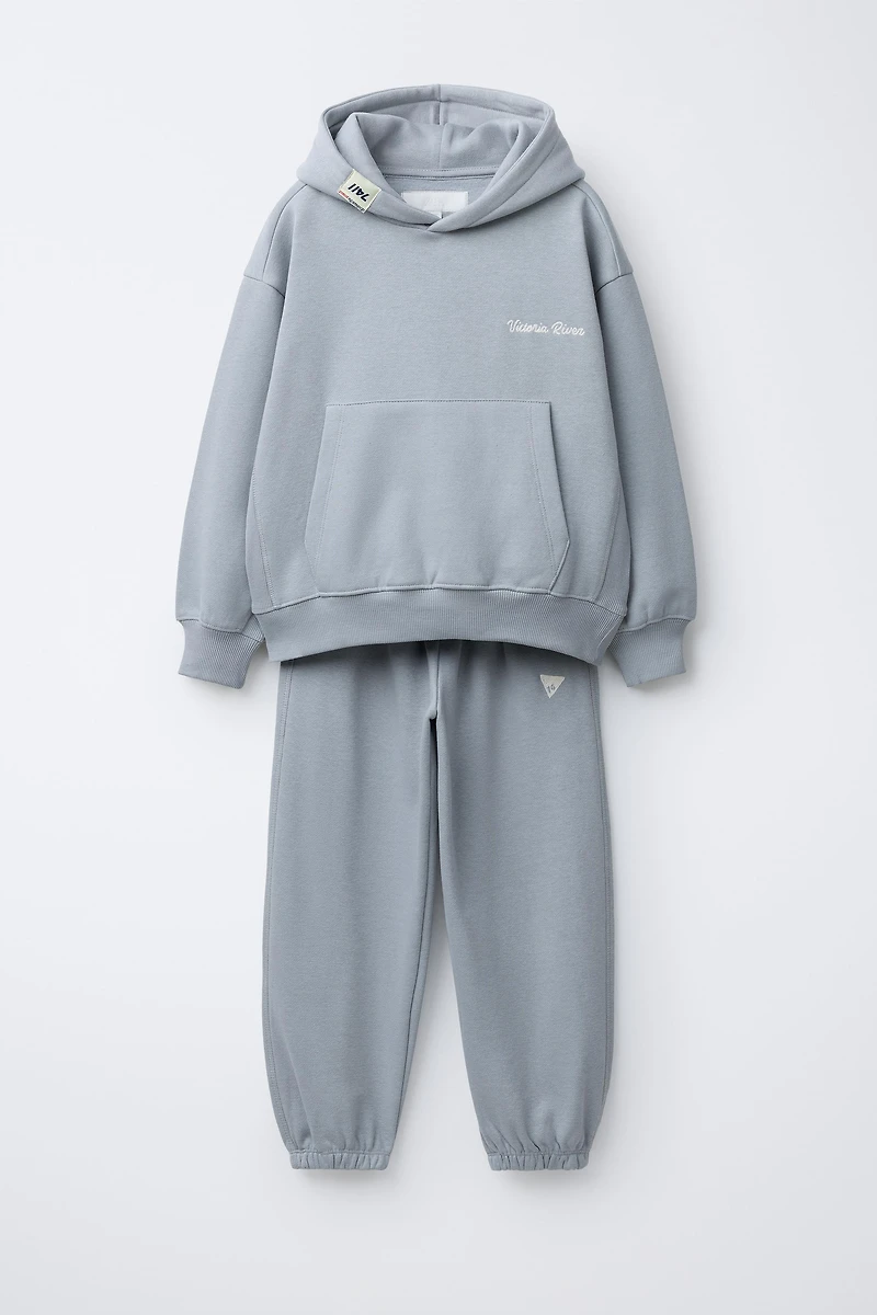 PLUSH SWEATSHIRT AND JOGGER PANTS SET WITH TEXT