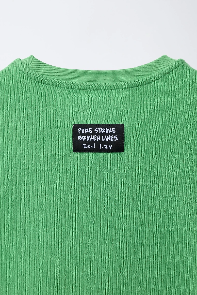 T-SHIRT SANS MANCHES AVEC INSCRIPTION EN RELIEF
