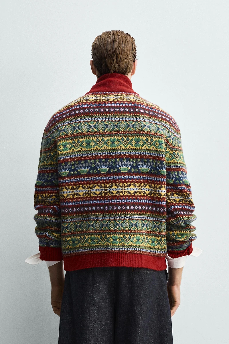 PULL EN JACQUARD GÉOMÉTRIQUE À COL ZIPPÉ