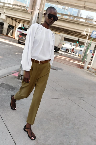 PANTALON À PINCES AVEC CEINTURE